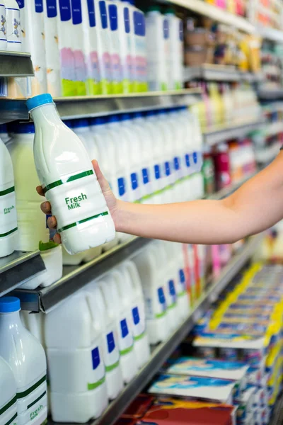 Mujeres mano celebración botella de leche Imagen de stock