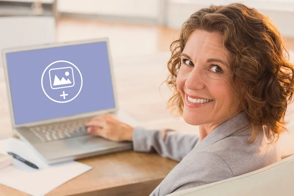Donna d'affari utilizzando computer portatile alla scrivania in creativo — Foto Stock