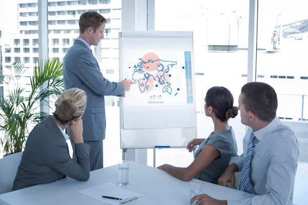 Manager präsentiert seinen Kollegen Whiteboard — Stockfoto