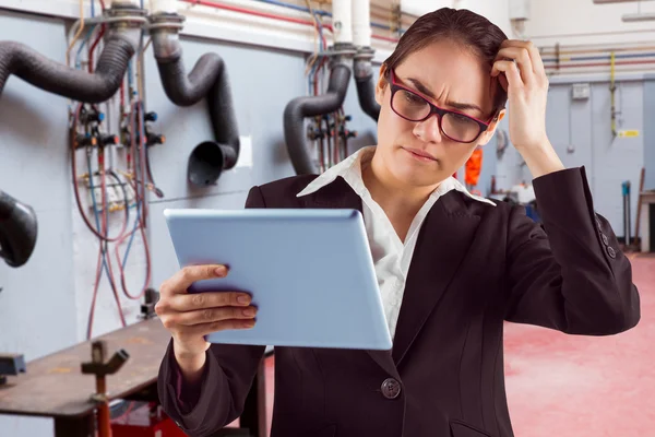 Tänkande affärskvinna tittar på TabletPC — Stockfoto
