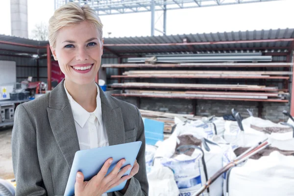 Smiling buisnesswoman using digital tablet — Stock Photo, Image