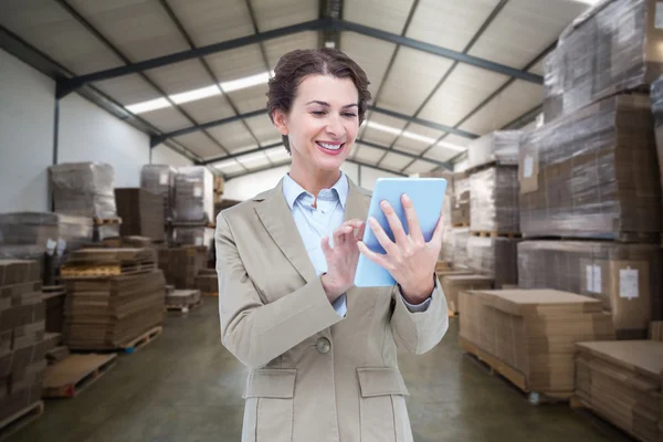 Empresária sorrindo usando tablet computador — Fotografia de Stock