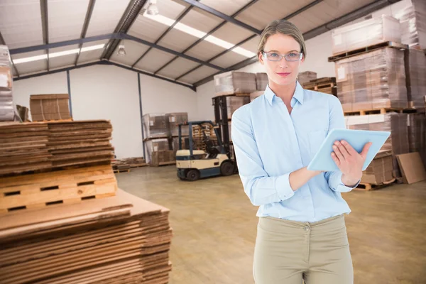 Femme d'affaires utilisant la tablette pc — Photo