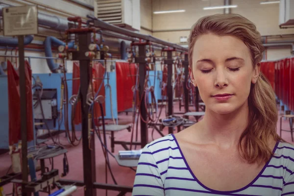 Femme heureuse avec les yeux fermés — Photo