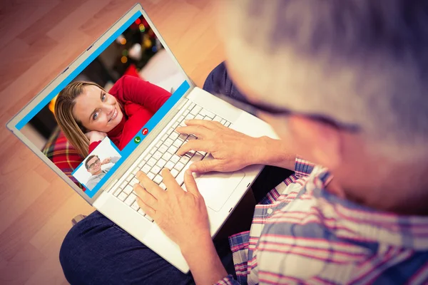 Man met laptop zittend op de vloer — Stockfoto