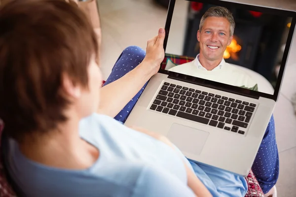 Zwangere vrouw met behulp van haar laptop — Stockfoto