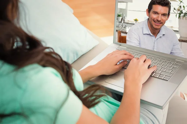 Mann nutzt digitales Tablet zu Hause — Stockfoto