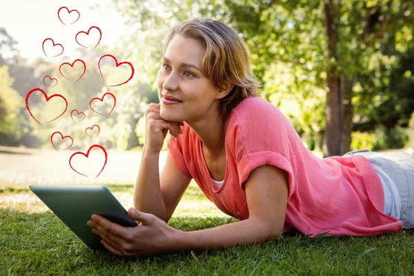 Coppia sorridente tenendo forma di cuore rosso — Foto Stock