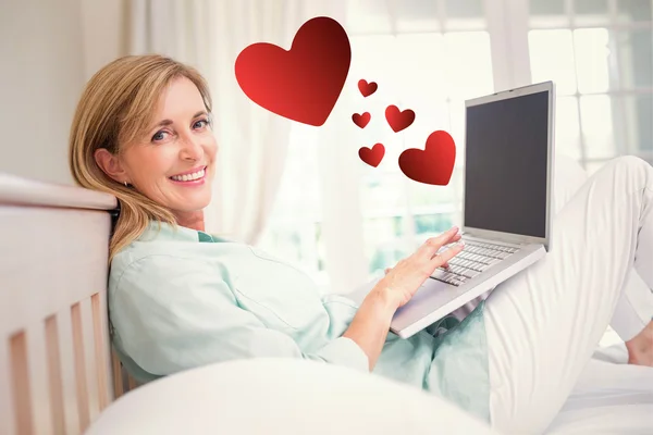 Sonriente pareja sosteniendo rojo corazón forma —  Fotos de Stock