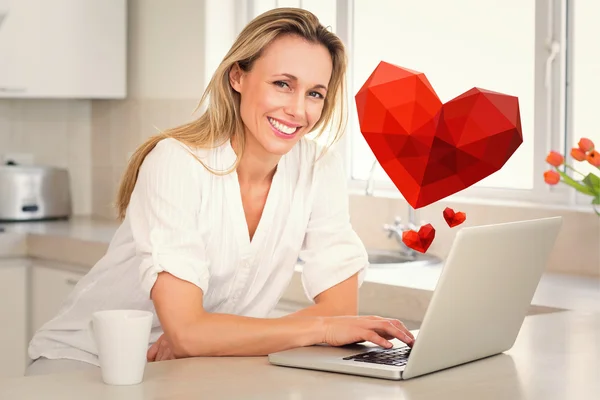 Smiling couple holding red heart shape — Stock Photo, Image