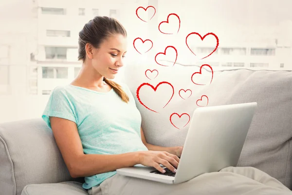 Sonriente pareja sosteniendo rojo corazón forma — Foto de Stock