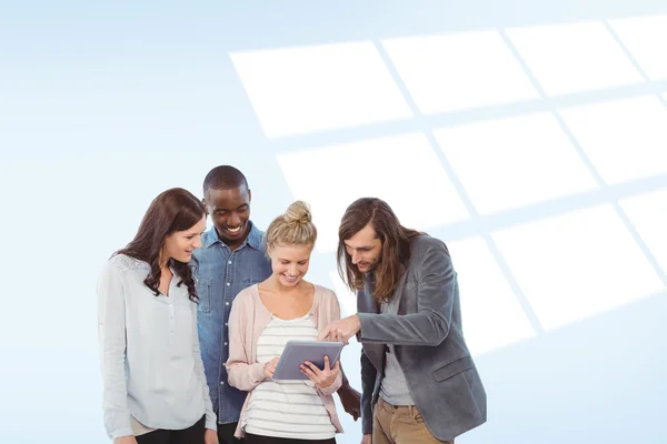 Frau hält Tablet in der Hand und diskutiert mit Mitarbeitern — Stockfoto