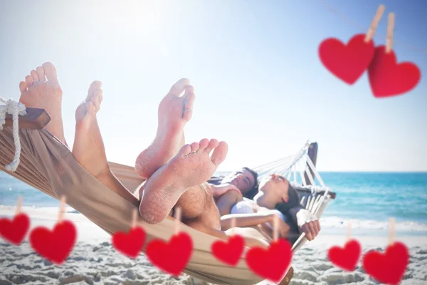 Gelukkige paar dutten samen in de hangmat — Stockfoto