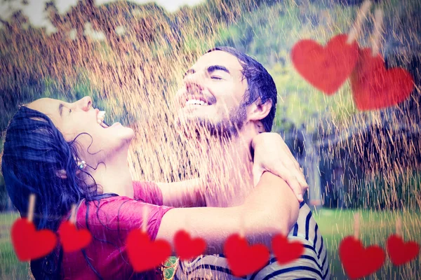 빗 속에서 포옹 하는 귀여운 커플 — 스톡 사진
