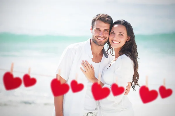 Lyckliga paret tittar på kameran — Stockfoto