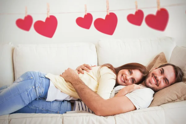 Bonito casal relaxante no sofá — Fotografia de Stock