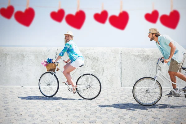 Casal bonito em um passeio de bicicleta — Fotografia de Stock