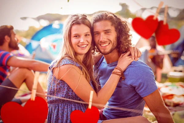 Couple hipster souriant à la caméra — Photo