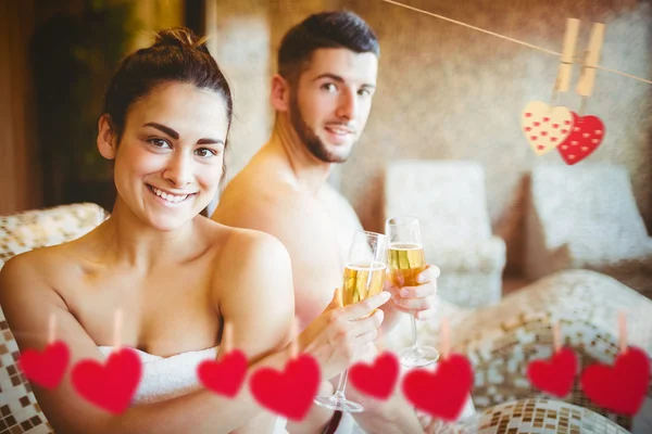 Gelukkige paar vieren met de champagne — Stockfoto