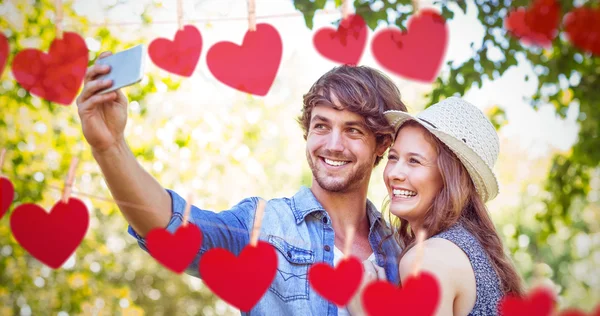 Hipster pareja tomando un selfie —  Fotos de Stock