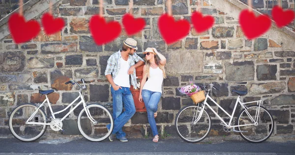 Ελκυστικό ζευγάρι στέκεται με ποδήλατα — Φωτογραφία Αρχείου