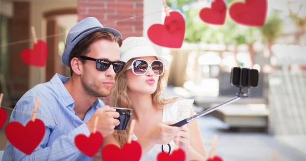 Bonito casal tomando uma selfie com vara selfie — Fotografia de Stock