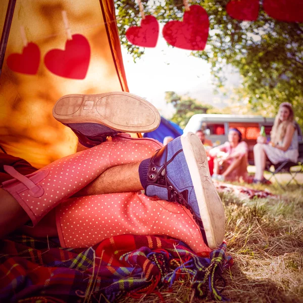 Jovem casal curtindo na tenda — Fotografia de Stock