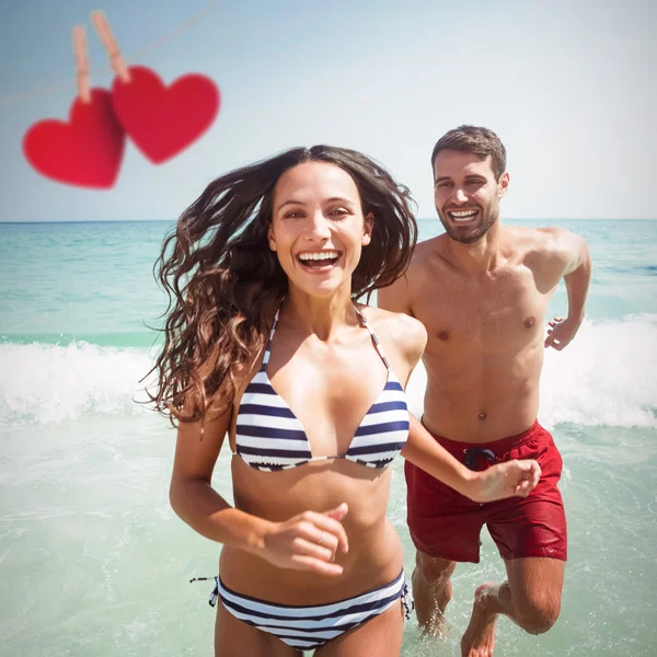 Casal feliz correndo para fora de água — Fotografia de Stock