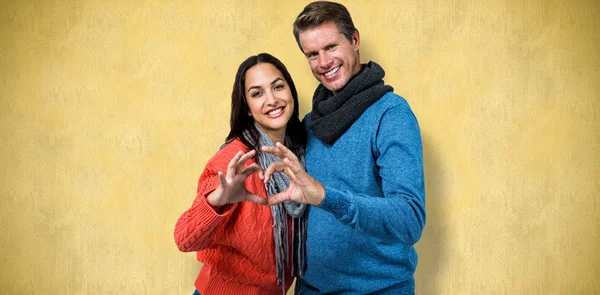 Retrato de casal fazendo forma de coração — Fotografia de Stock