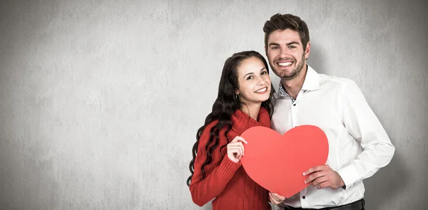 Feliz casal segurando papel coração — Fotografia de Stock