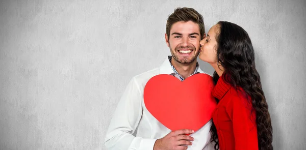 Uomo che tiene il cuore di carta e viene baciato — Foto Stock