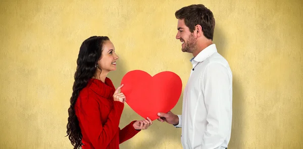 Sonriente pareja sosteniendo papel corazón —  Fotos de Stock