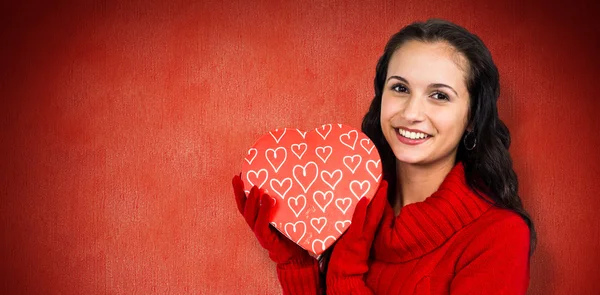 Mujer sonriente sosteniendo caja de regalo — Foto de Stock