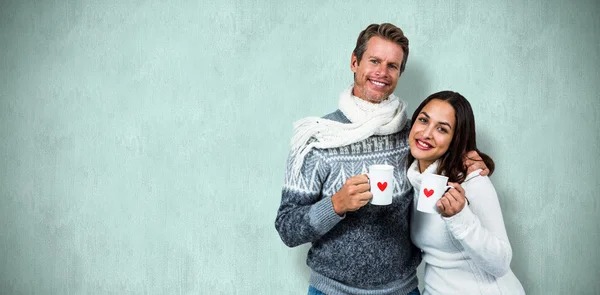 Pareja festiva sonriendo y sosteniendo tazas —  Fotos de Stock