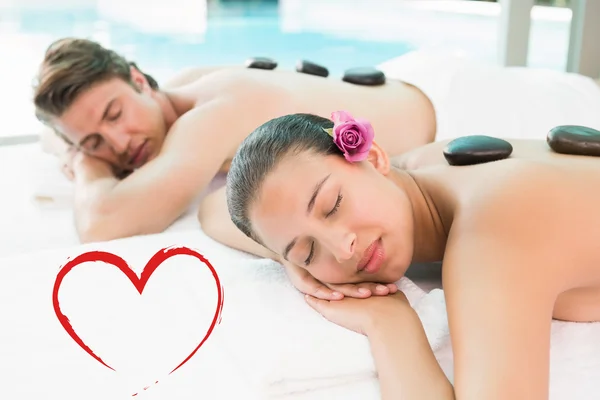 Casal desfrutando de massagem de pedra na fazenda de saúde — Fotografia de Stock