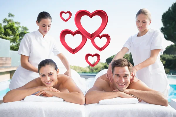 Sonriente pareja disfrutando parejas masajes piscinas —  Fotos de Stock