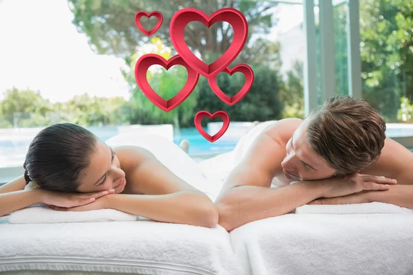 Couple lying on massage table at spa center — Stock Photo, Image