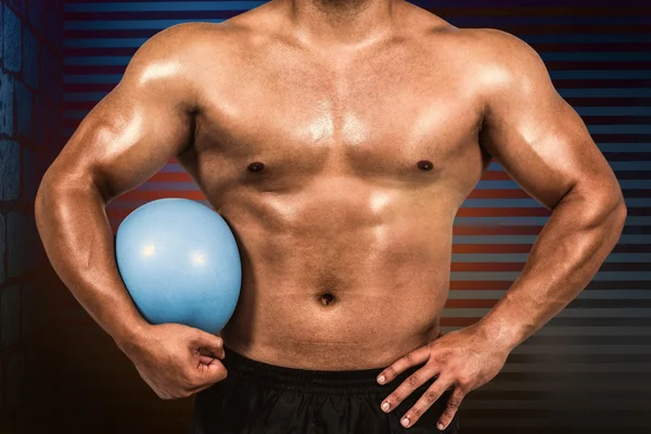 Muskulöser Mann mit Hantelball — Stockfoto
