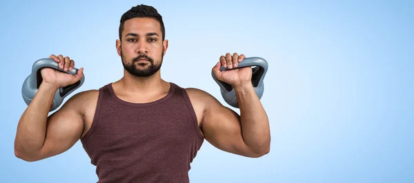 Muskulös allvarlig man lyft kettlebells — Stockfoto