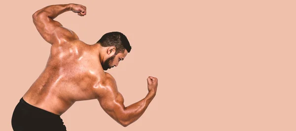 Muskulös man flexar för kamera — Stockfoto