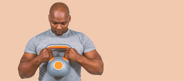 Fit man berolahraga dengan kettlebell — Stok Foto