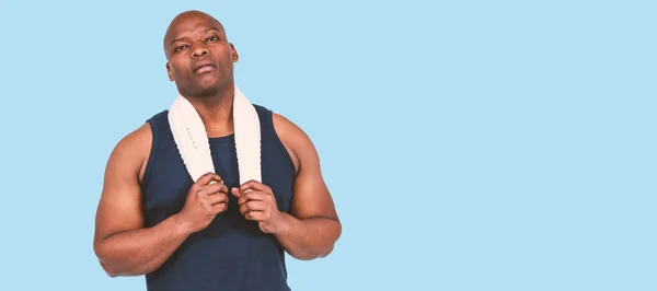 Muskulöser Mann trainiert mit Gewicht — Stockfoto