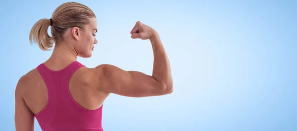 Visão traseira da mulher muscular músculos flexores — Fotografia de Stock