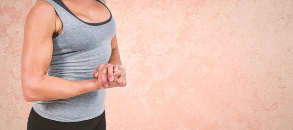 Mitten delen av muskulös kvinna flexar muskler — Stockfoto
