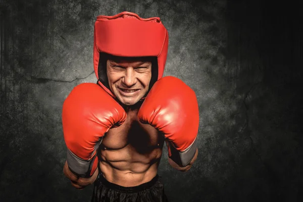 Wütender Boxer mit Handschuhen und Kopfbedeckung — Stockfoto