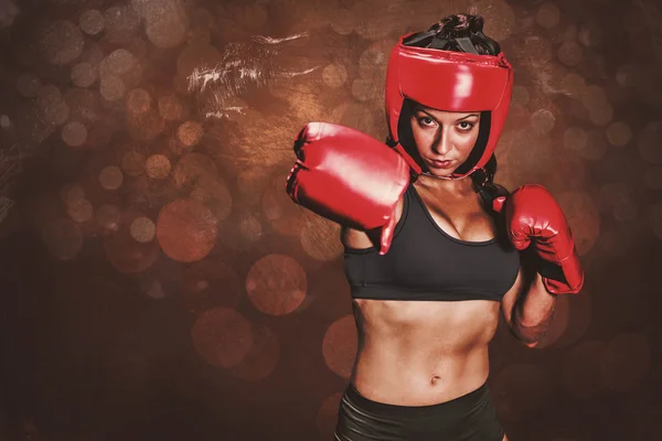 Portrét krásné boxer s bojovými postoj — Stock fotografie