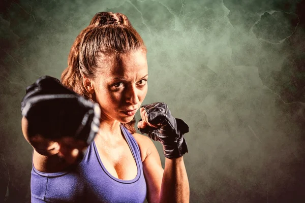 Retrato de la mujer luchadora perforando — Foto de Stock