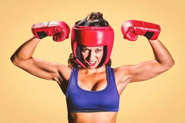 Retrato del enojado músculo de flexión del boxeador femenino —  Fotos de Stock