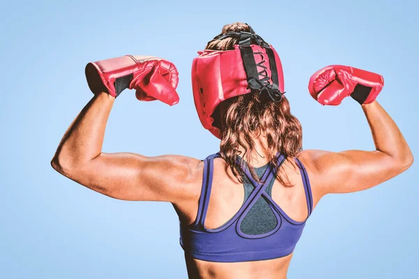 Vue arrière des muscles fléchissants du combattant — Photo