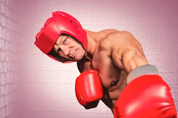 Retrato de boxeador con guantes golpeando de nuevo — Foto de Stock